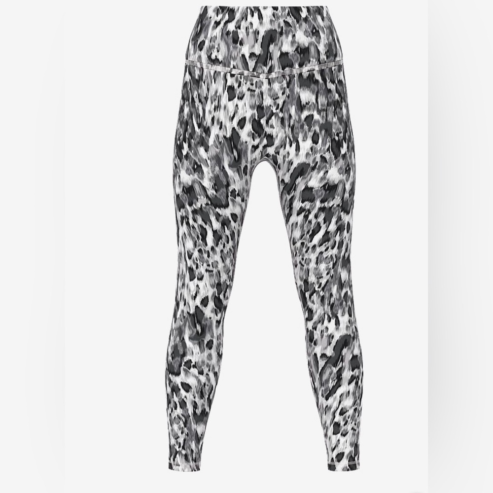 Victoria Secret Pink Relay Leggings Snow Leopard Size Medium Short NWT